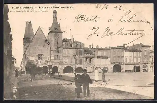 AK Libourne, Place de l`Hôtel-de-Ville avec passants et voitures à cheval