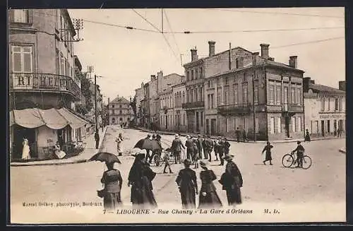 AK Libourne, Rue Chanzy, La Gare d`Orléans avec passants et cycliste