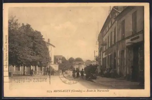 AK Mongauzy, Route de Marmande avec passants et bâtiments adjacents