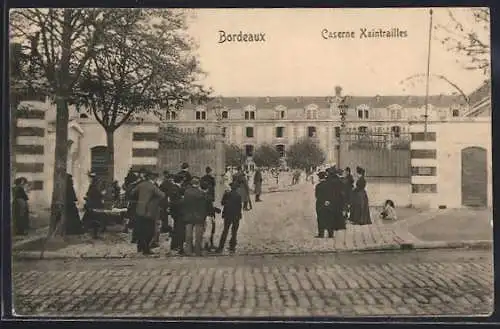 AK Bordeaux, Caserne Xaintrailles et passants sur la rue animée devant la caserne