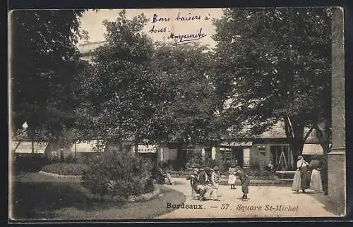 AK Bordeaux, Square St-Michel avec passants et arbres majestueux