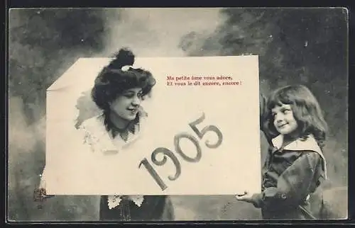 AK Dame schaut durch einen Brief mit der Jahreszahl 1905