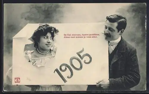 AK Paar hält ein Plakat mit der Jahreszahl 1905