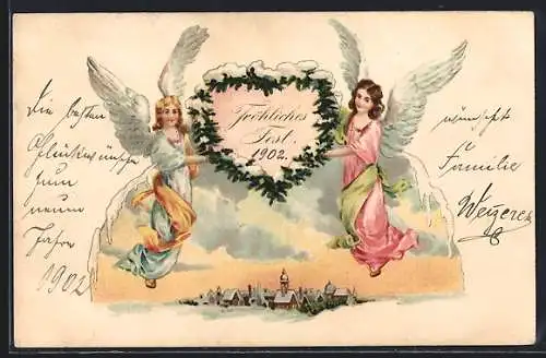 AK Schwebende Weihnachtsengel halten ein Herz aus Tannenzweigen