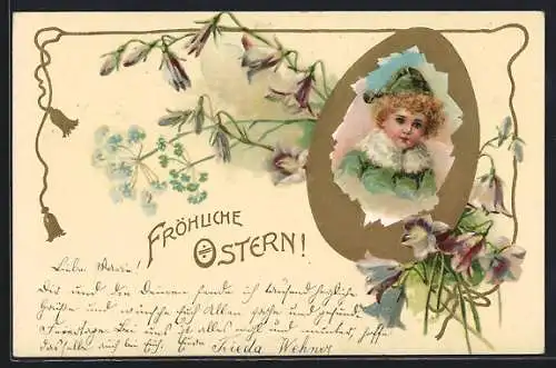 AK Fröhliche Ostern, Kinderportrait im Ei mit blühenden Glockenblumen