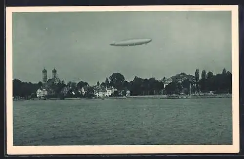 Mondschein-AK Friedrichshafen a. B., Zeppelin-Lufftschiff über dem Bodensee vor Stadtpanorama