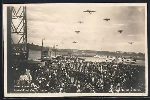 AK Berlin-Tempelhof, Zentral-Flughafen, Flugzeuge beim Formationsflug, Publikum, Verkehrsflugzeuge am Boden