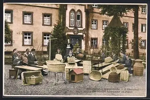 AK Heiligenbronn / Oberndorf, Blindenanstalt, blinde Korbmacher vor dem Hauptgebäude