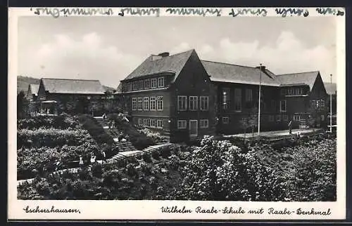 AK Eschershausen / Holzminden, Wilhelm Raabe-Schule mit Raabe-Denkmal