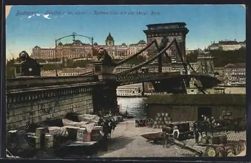 AK Budapest, Kettenbrücke mit der königl. Burg, Verladeplatz vorne mit Fässern und Pferdegespann