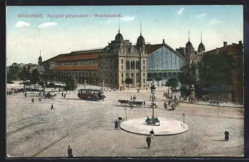 AK Budapest, Westbahnhof Strassenansicht mit Strassenbahn und Passanten davor
