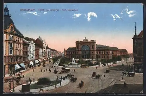 AK Budapest, Ost-Bahnhof vom Vorplatz aus gesehen, Pferdekutschen, Geschäfte und Passanten