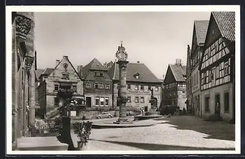 AK Kronach / Bayern, Kirchplatz mit Denkmal und Brunnen