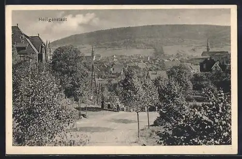 AK Heiligenstadt / Eichsfeld, Ortsansicht mit Berg im Hintergrund