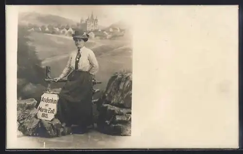 Foto-AK Maria-Zell, Frau mit Hut in der Studiokulisse, 1913