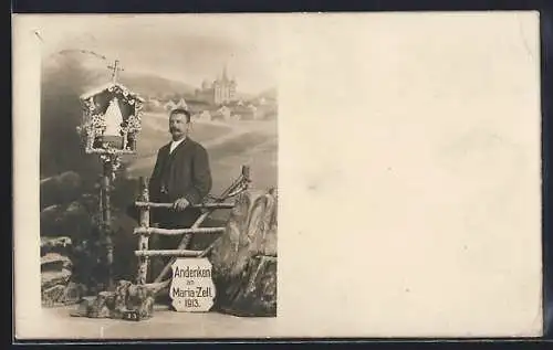 Foto-AK Maria-Zell, Herr im Anzug an einem Wegkreuz, Studiokulisse, 1913