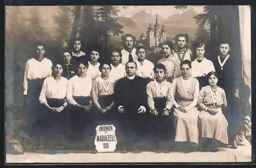 Foto-AK Maria-Zell, Junge Frauen und ein Lehrer in einer montanen Studiokulisse