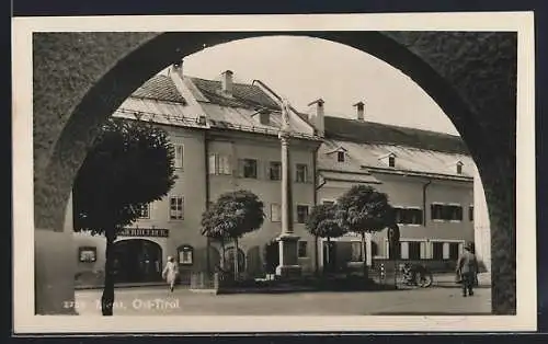 AK Lienz, Ortspartie mit Denkmal
