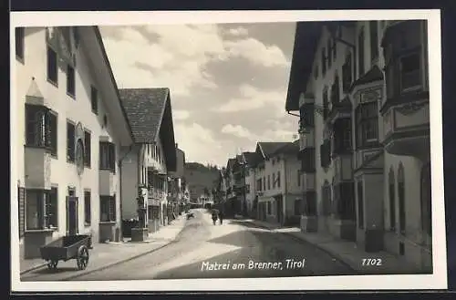 AK Matrei am Brenner, Strassenpartie vor einem Haus mit verzierter Fassade