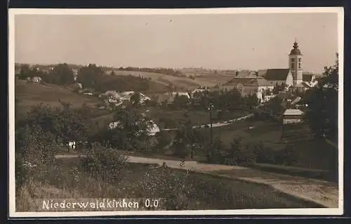 AK Niederwaldkirchen /O. Ö., Ortsansicht mit Landstrasse