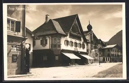 AK Reutte /Tirol, Strassenpartie mit Geschäft Adalbert und Anna Singer und Tanksäule