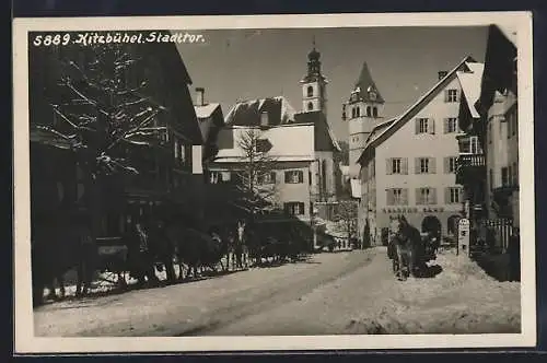 AK Kitzbühel, Gaststätte Goldene Gans, Ski-Schule und Stadttor im Schnee