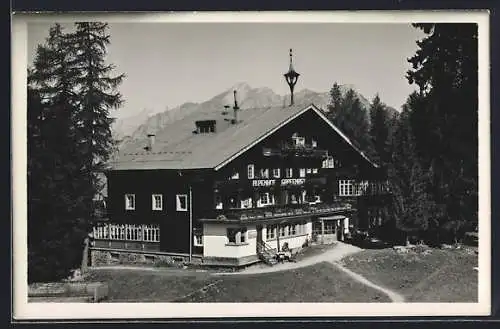 AK Schwaz /Tirol, Das Gasthaus Alpenhof Grafenast mit Gästen auf der Veranda