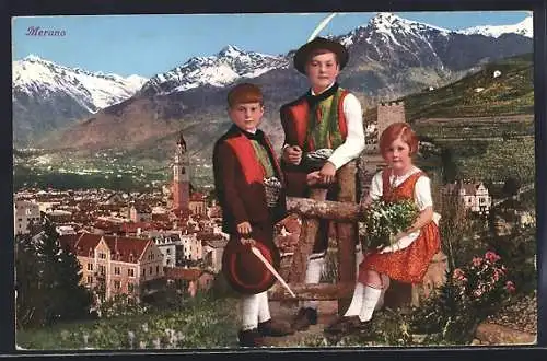 AK Merano, Kinder in Tracht vor der Ortschaft
