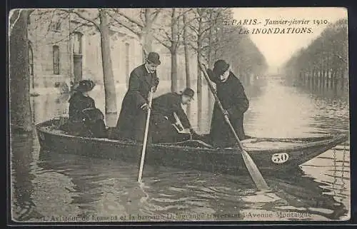 AK Paris, L`Aviateur de Lesseps et la baronne Delagrange traversant l`Avenue Montaigne, inondations 1910