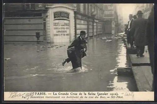 AK Paris, La Grande Crue de la Seine (janvier 1910), Sauveteur traversant un habitant de la rue du Bac