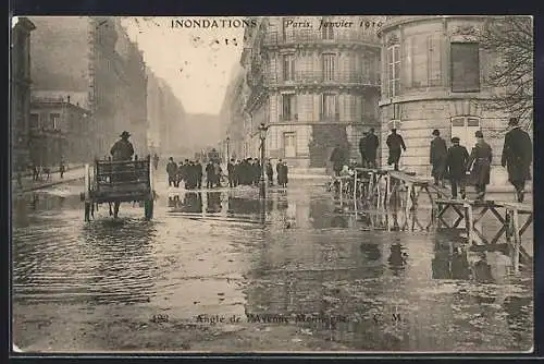 AK Paris, Inondations 1910, angle de l`avenue Montaigne avec passants et charrette