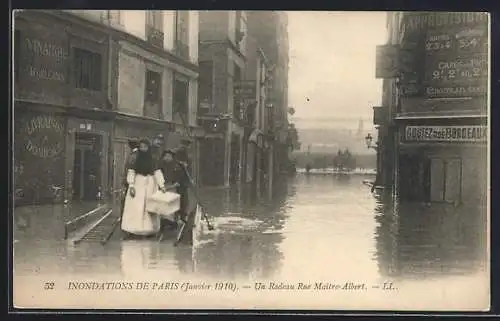 AK Paris, Un radeau Rue Maître Albert lors des inondations de janvier 1910