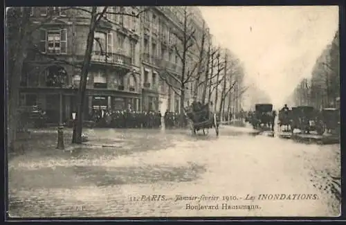AK Paris, Les Inondations 1910, Boulevard Haussmann inondé avec voitures et passants