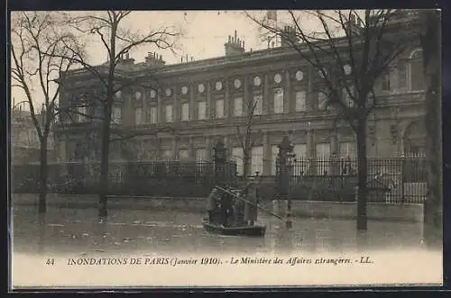 AK Paris, Inondations de 1910 au Ministère des Affaires étrangères, barque dans la rue inondée