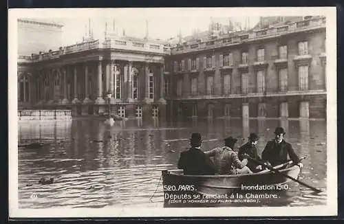 AK Paris, Inondation 1910, Députés se rendant à la Chambre en barque (Cour d`honneur du Palais-Bourbon)