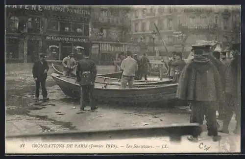 AK Paris, Inondations de 1910, Les sauveteurs en action