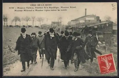 AK Ivry, Monsieur Fallières et sa délégation visitent les inondés lors de la crue de la Seine
