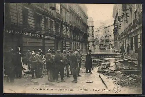AK Paris, Crue de la Seine 1910, Rue de l`Arcade inondée et équipes de secours en action