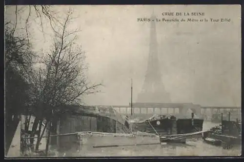 AK Paris, Crue de la Seine, La Passerelle du Métro et la Tour Eiffel