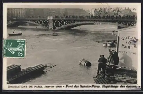 AK Paris, Pont des Saints-Pères lors des inondations de 1910 et récupération des épaves