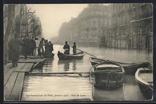 AK Paris, Les inondations de janvier 1910, Rue de Lyon avec barques et passants sur les quais