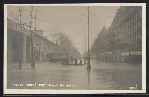 AK Paris, Inondation 1910, Avenue Daumesnil avec tramway et bateau