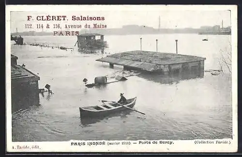 AK Paris, Inondation de 1910 à la Porte de Bercy avec barque en premier plan