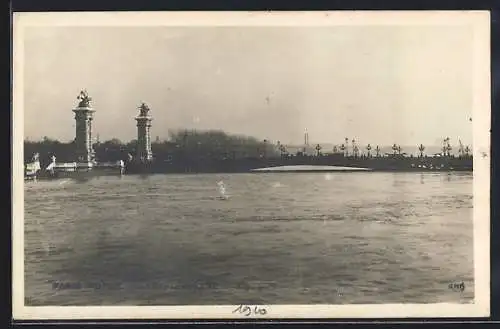 AK Paris, Inondation de la Seine 1910 près du pont et colonnes ornementales
