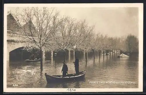 AK Paris, Inondation de 1910, Barrière de Bercy avec barque et arbres immergés