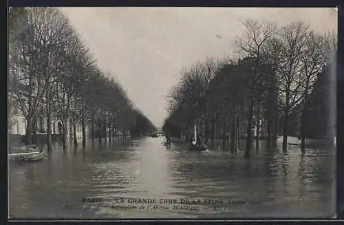 AK Paris, La Grande Crue de la Seine 1910, Inondation de l`Avenue Montaigne