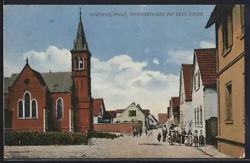 AK Neuhofen /Pfalz, Kirchenstrasse mit kath. Kirche