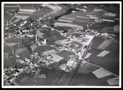 Fotografie Swissair Photo A.G., Zürich, Ansicht Biglen, Blick auf den Ort mit Bahnhof, Luftbild