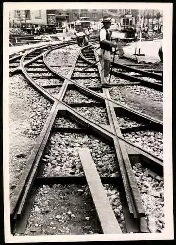 Fotografie Bon Bild-Bericht, Stuttgart, Ansicht Stuttgart, Gleisbauer der Strassenbahn schütten Gleisbett auf