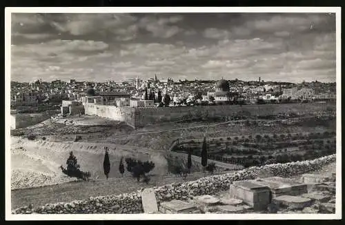 Fotografie unbekannter Fotograf, Ansicht Jerusalem, Blick nach der Stadt von der Jericho Strasse aus gesehen, 1936